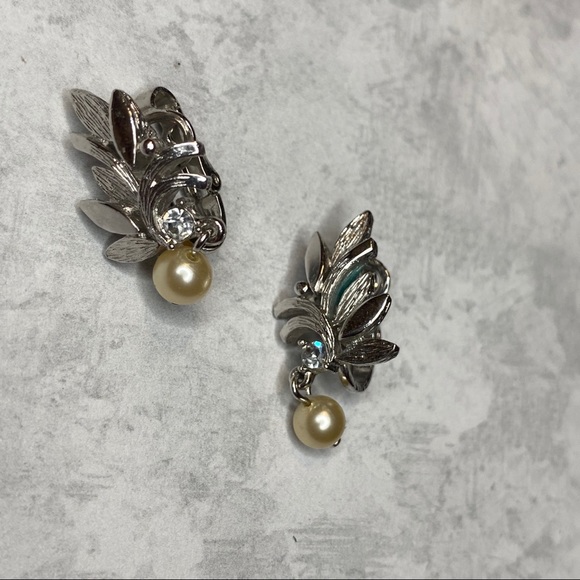 Vintage Avon Leafs w/ Hanging Pearl Clip Ons - Picture 5 of 7
